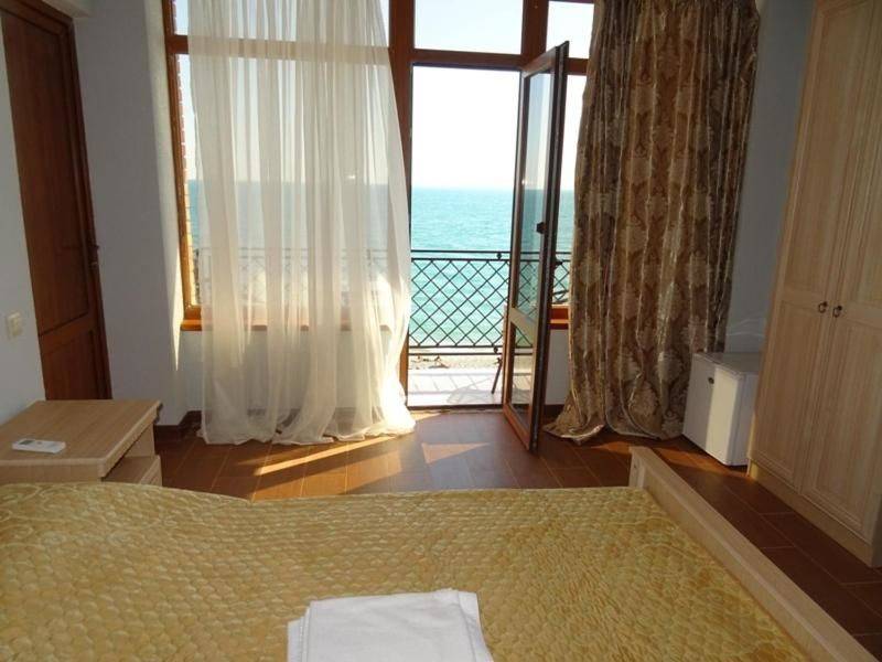 Отель leon beach hotel. Leon Beach Hotel Абхазия. Hotel Leon новый Афон. Мини-отель Leon Beach Hotel новый Афон. Leon Beach Hotel 3,5 гостиница Афон.